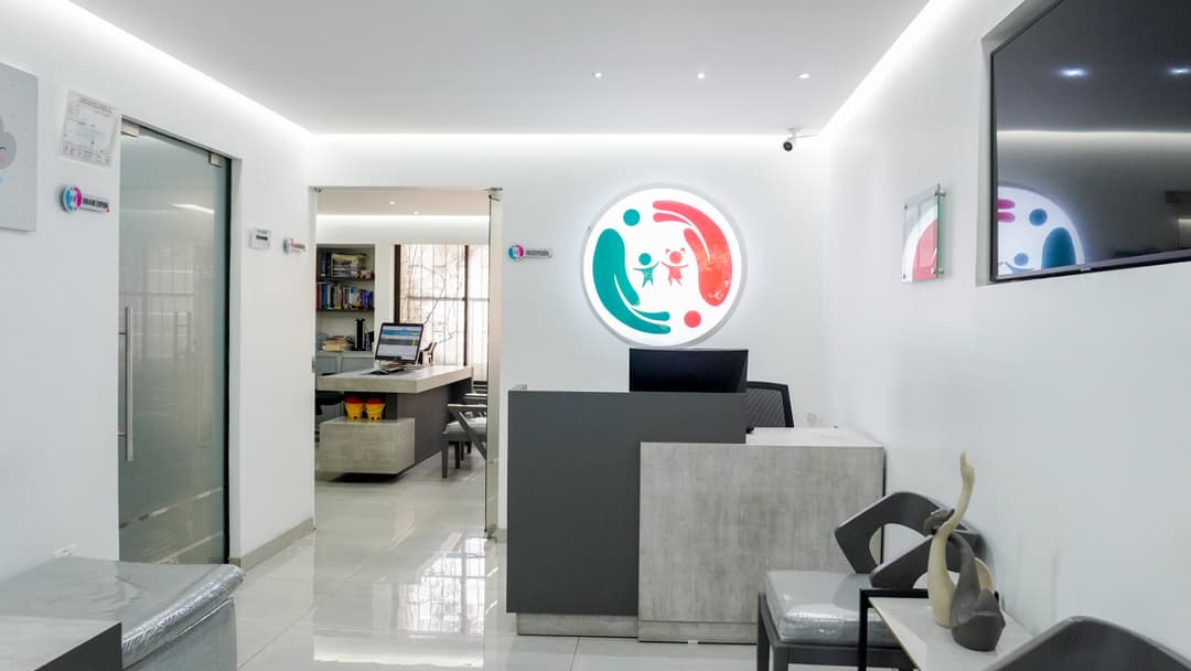 foto de la fachada del consultorio del Dr. Francisco Céspedes
